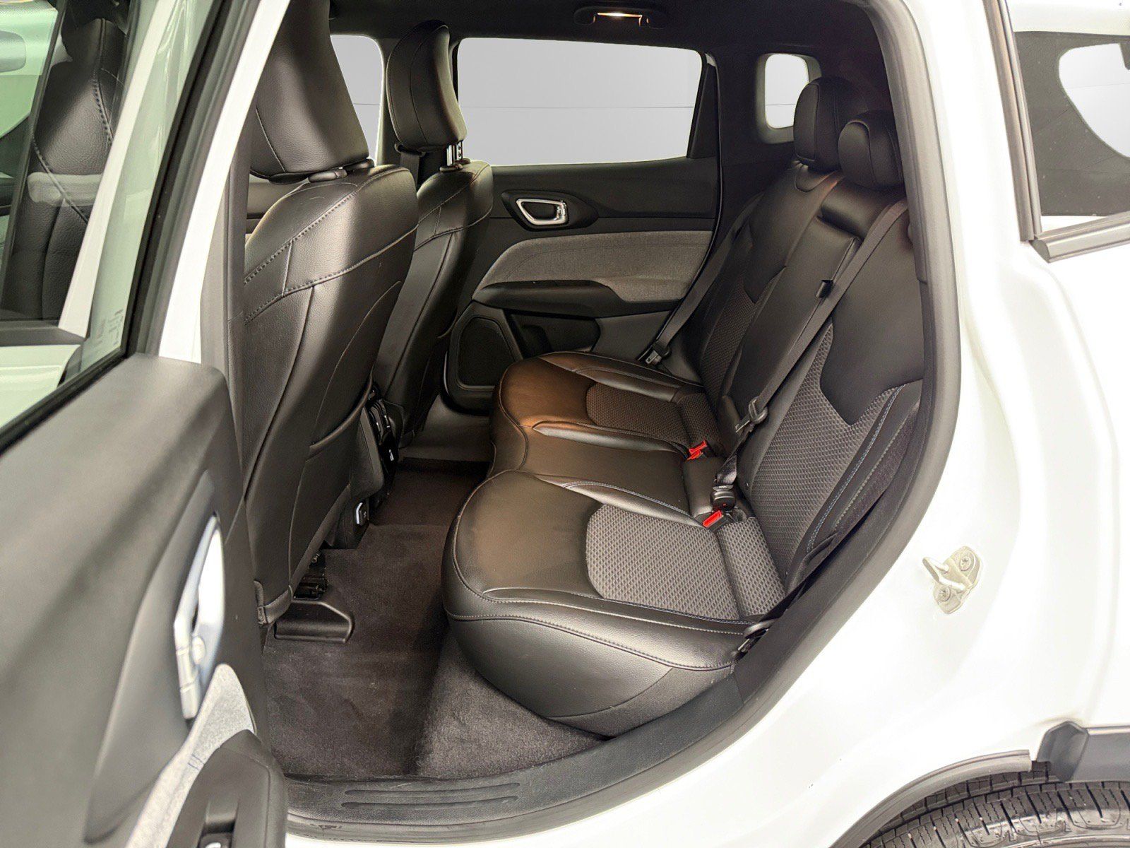 Used 2023 Jeep Compass Latitude w/ Convenience Group AWD/4WD image 13