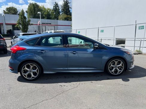 Used 2018 Ford Focus ST FWD image 3