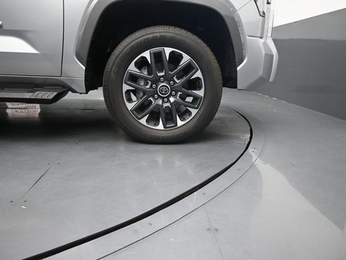 Used 2024 Toyota Tundra Limited AWD/4WD image 11