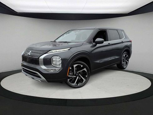 Used 2024 Mitsubishi Outlander SE image 1