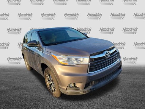 Used 2016 Toyota Highlander XLE FWD image 2