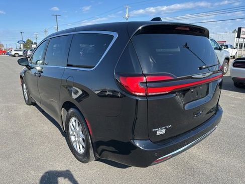 Used 2025 Chrysler Pacifica Select FWD image 5