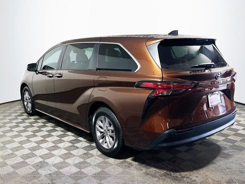 Certified 2022 Toyota Sienna XLE FWD image 6