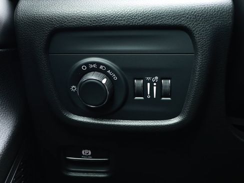 Certified 2025 Jeep Grand Cherokee Laredo w/ Luxury Tech Group I AWD/4WD image 15