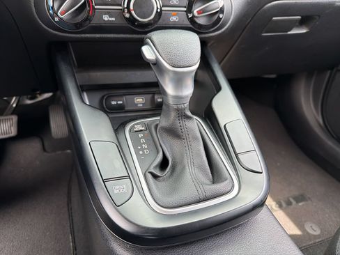 Used 2025 Kia Soul LX w/ LX Technology Package FWD image 16