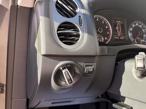 Used 2015 Volkswagen Tiguan S image 30