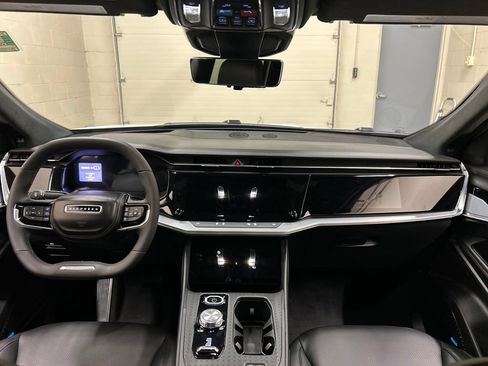 Used 2024 Jeep Wagoneer Launch Edition AWD/4WD image 18