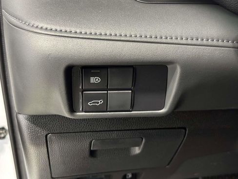 Used 2020 Toyota Highlander LE image 25