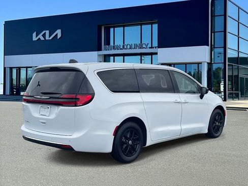 Used 2024 Chrysler Pacifica Touring-L image 12