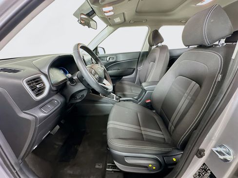 Used 2025 Hyundai Venue SEL image 13
