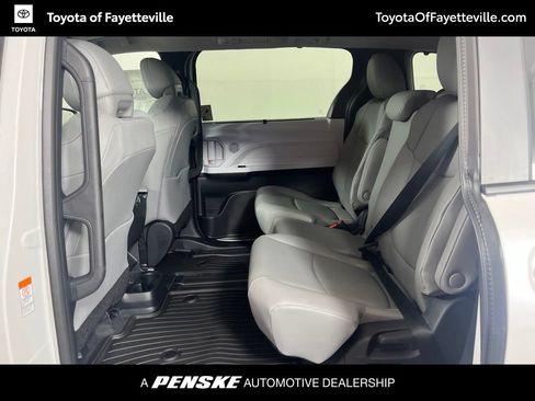 Used 2026 Toyota Sienna XLE FWD image 23