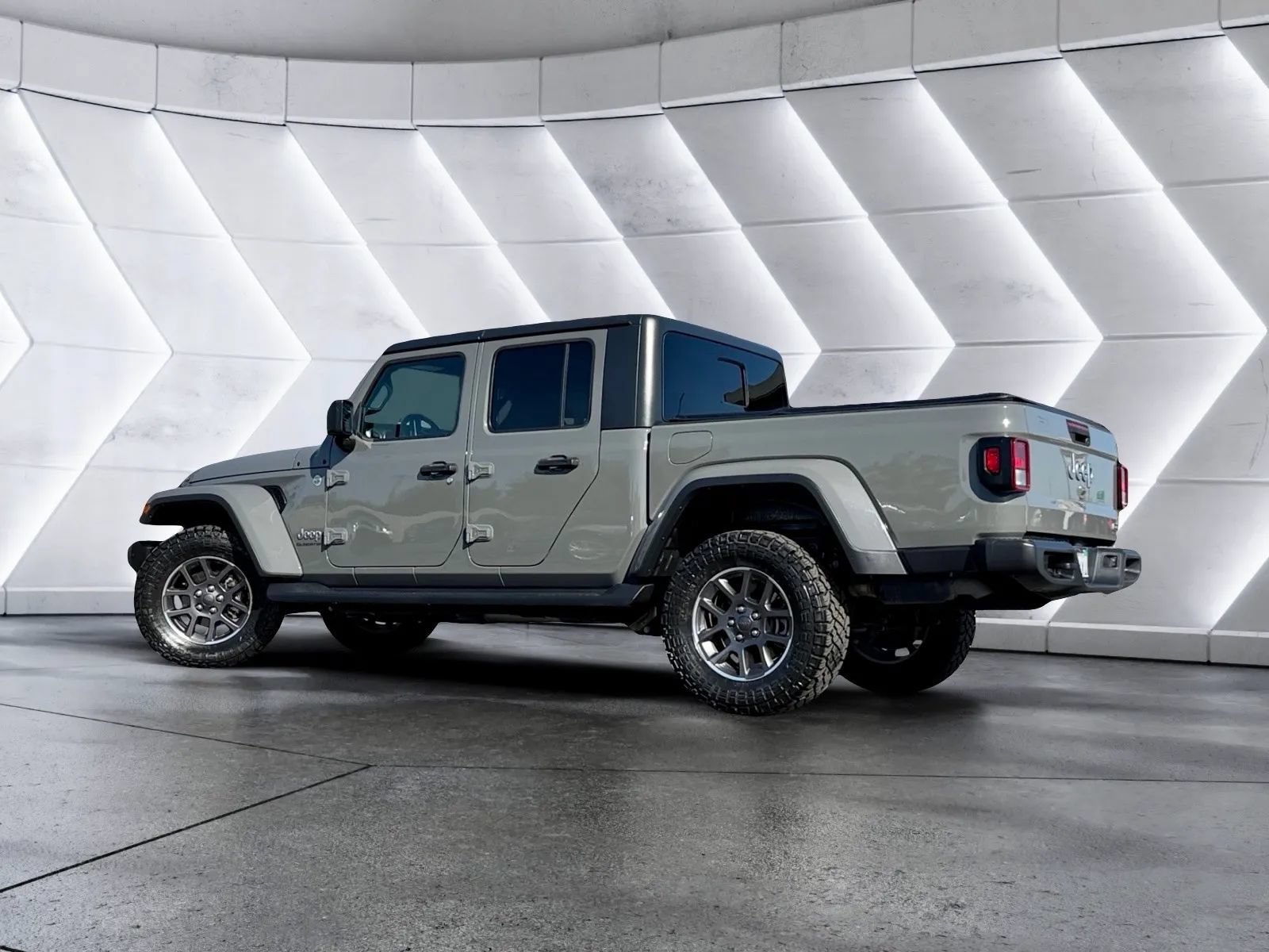 Used 2020 Jeep Gladiator Overland AWD/4WD image 6