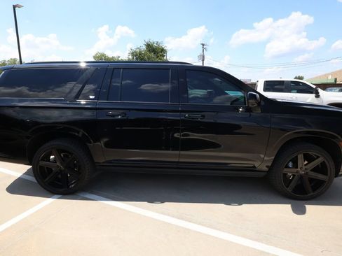 Used 2025 Cadillac Escalade ESV Sport AWD/4WD image 4