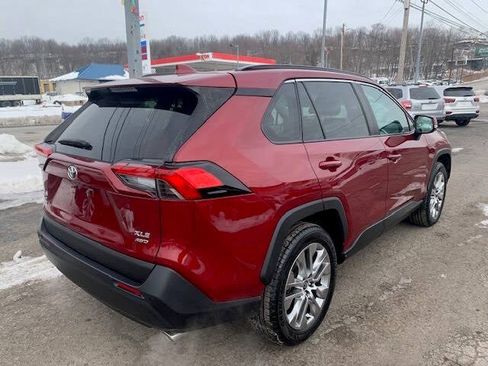Used 2021 Toyota RAV4 XLE Premium image 7