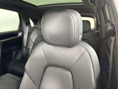 Certified 2025 Porsche Cayenne AWD/4WD image 40