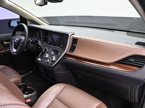 Used 2018 Toyota Sienna Limited image 54