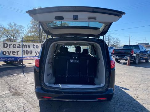 Used 2020 Chrysler Voyager L FWD image 4