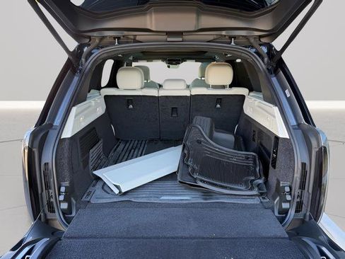 Certified 2024 Land Rover Range Rover SE image 33