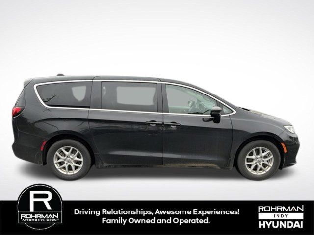 Used 2024 Chrysler Pacifica Touring-L FWD image 4