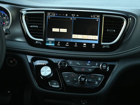 New 2026 Chrysler Pacifica Select image 5