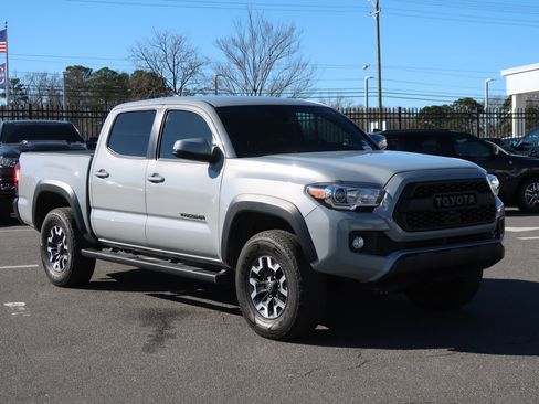 Used 2019 Toyota Tacoma TRD Off-Road image 2