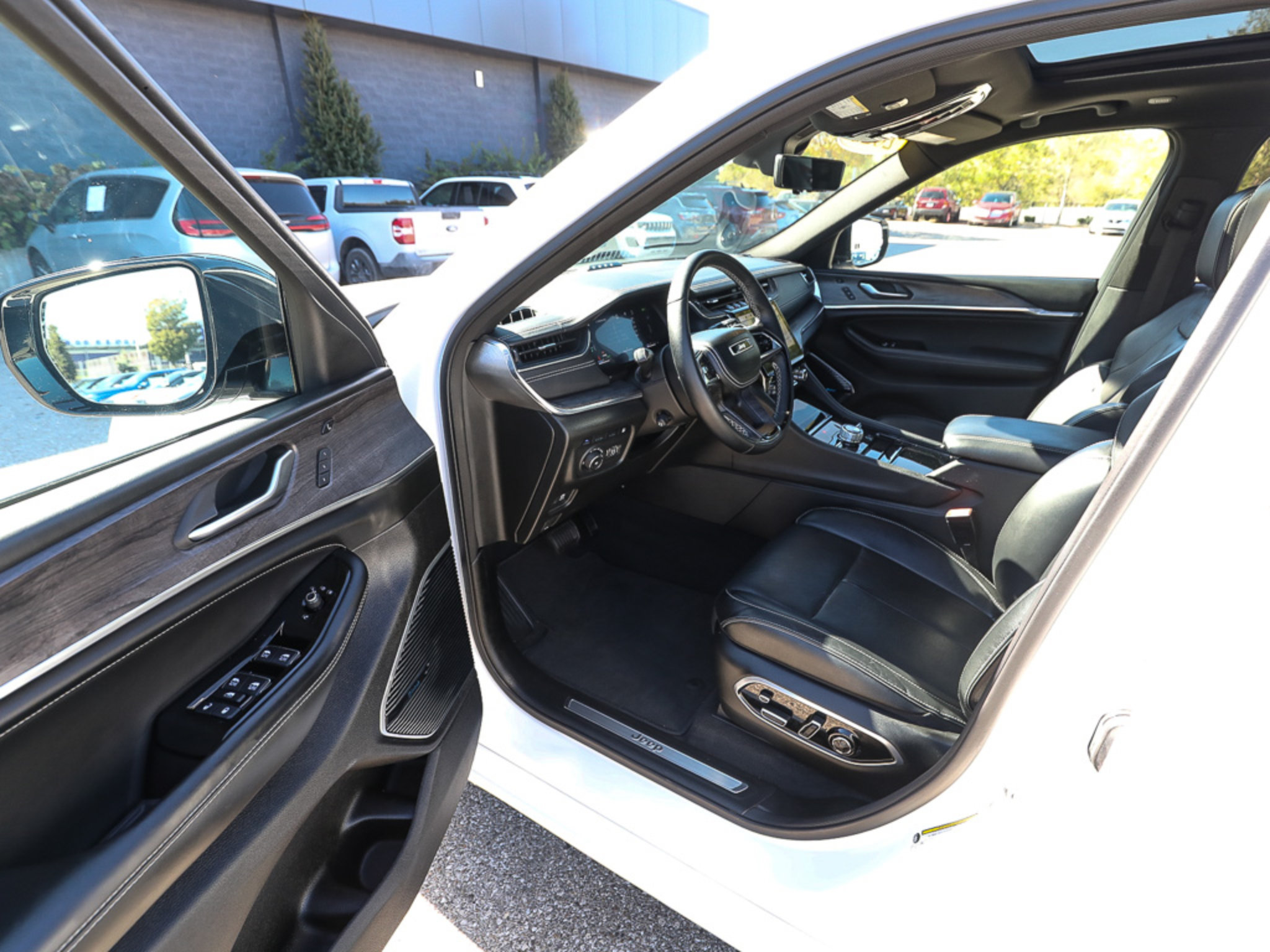 Used 2023 Jeep Grand Cherokee Overland w/ Advanced Protech Group III AWD/4WD image 11