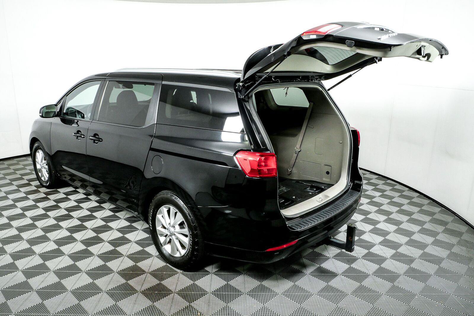 Used 2017 Kia Sedona LX w/ LX Essentials Premium Package FWD image 33
