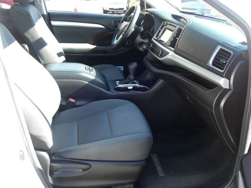 Used 2016 Toyota Highlander LE image 16