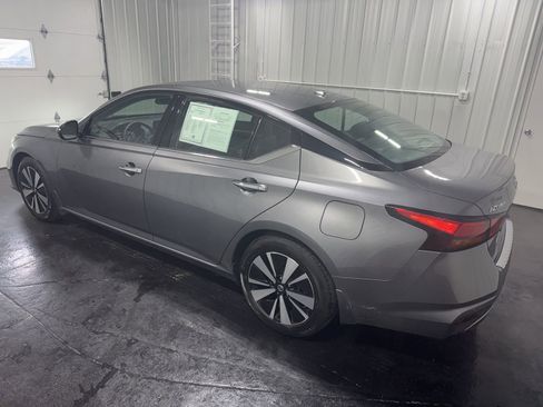 Used 2020 Nissan Altima 2.5 SV image 2