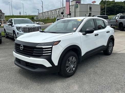 Used 2025 Nissan Kicks S FWD image 3