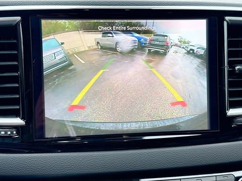 Used 2025 Chrysler Pacifica Select image 15