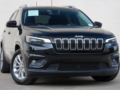 Used 2019 Jeep Cherokee Latitude w/ Popular Appearance Group FWD image 2