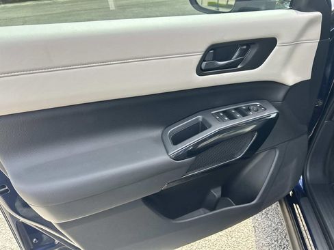 Used 2025 Nissan Pathfinder SV w/ SV Premium Package FWD image 18