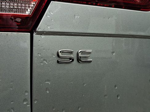 Used 2023 Volkswagen Tiguan SE R-Line FWD image 6