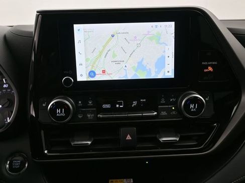 Used 2023 Toyota Highlander XLE image 11