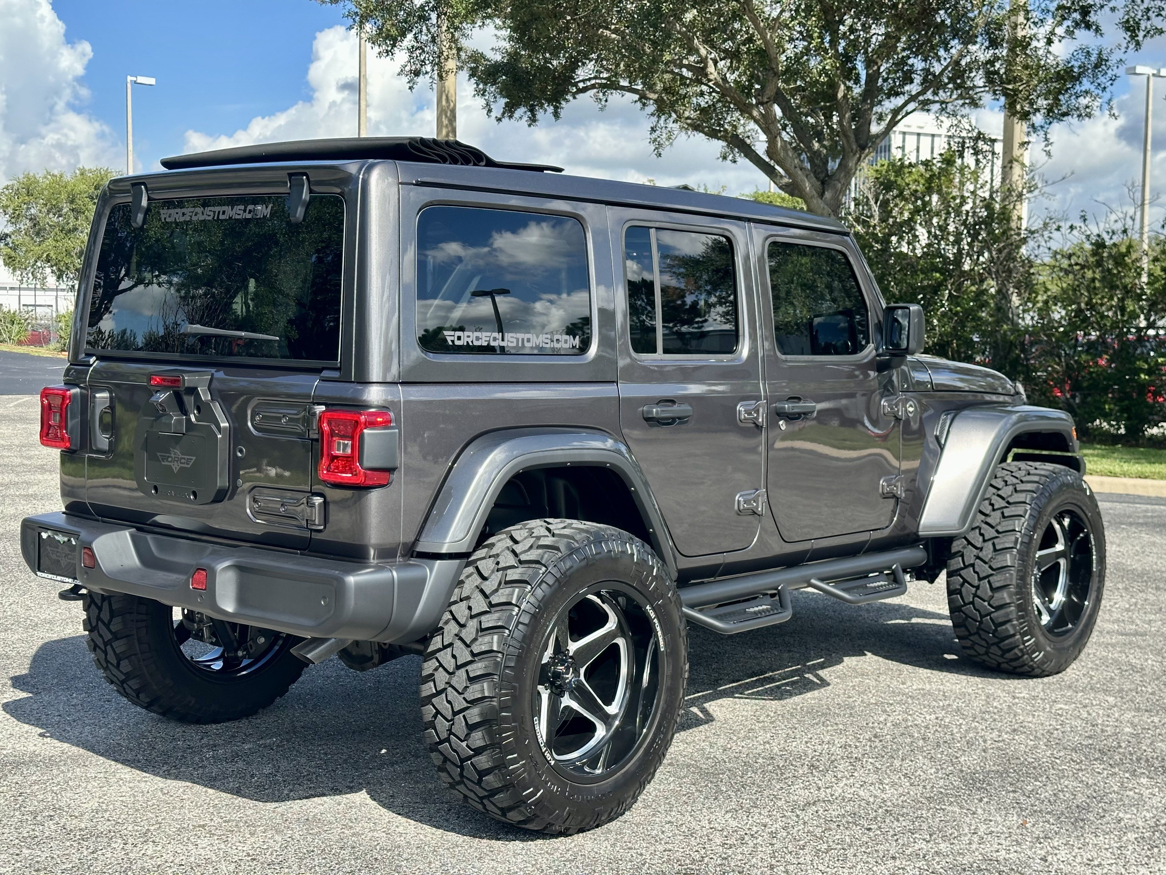 Used 2025 Jeep Wrangler Unlimited Sahara w/ Safety Group AWD/4WD image 6