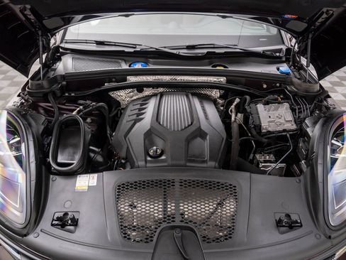 Certified 2023 Porsche Macan image 31