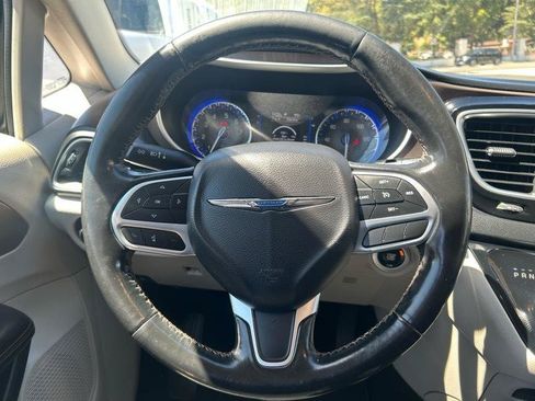 Used 2019 Chrysler Pacifica Touring-L FWD image 10