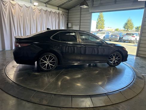 Used 2022 Toyota Camry SE FWD image 4
