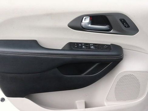 Used 2024 Chrysler Pacifica Touring-L image 10