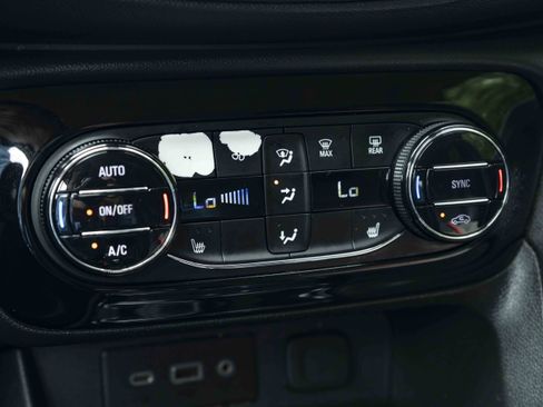 Used 2021 Buick Encore GX Essence w/ Experience Buick Package FWD image 34