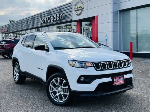 Used 2024 Jeep Compass Latitude w/ Sun and Sound Group image 1