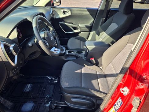 Used 2025 Kia Soul LX w/ LX Technology Package FWD image 20