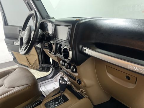 Used 2013 Jeep Wrangler Unlimited Sahara w/ Dual Top Group AWD/4WD image 25