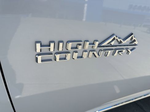 Used 2024 Chevrolet Traverse High Country FWD image 9
