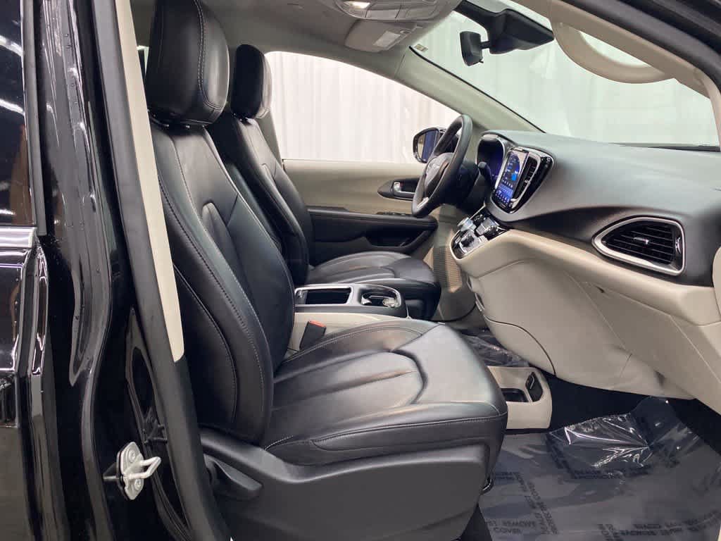 Used 2024 Chrysler Pacifica Touring-L FWD image 17