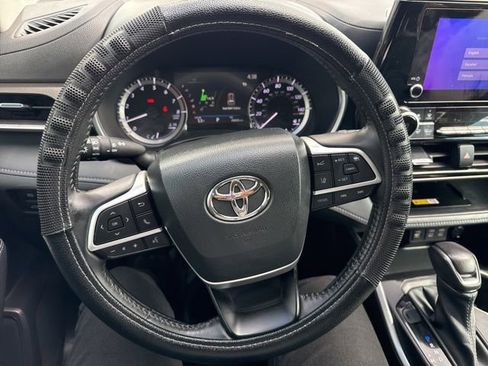 Used 2023 Toyota Highlander XLE AWD/4WD image 14