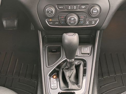 Used 2019 Jeep Cherokee Limited image 16