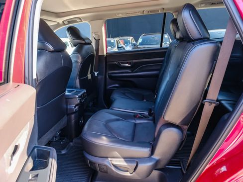 Certified 2024 Toyota Grand Highlander FWD image 19