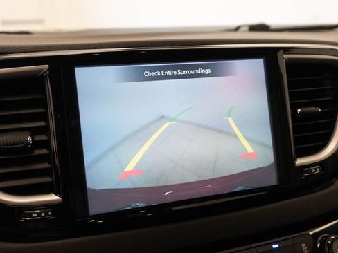 Used 2024 Chrysler Pacifica Touring-L FWD image 12